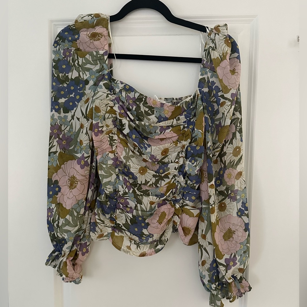 Beautiful floral top! Lightweight and perfect for spring